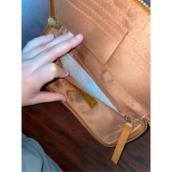 NWT Free People Zipper Wallet with Wrist Strap- Vegan Leather- Distressed Vegan - Picture 5 of 8